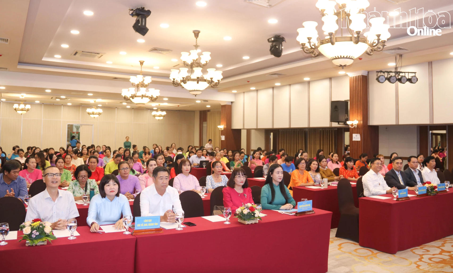 Các đại biểu tham dự diễn đàn.