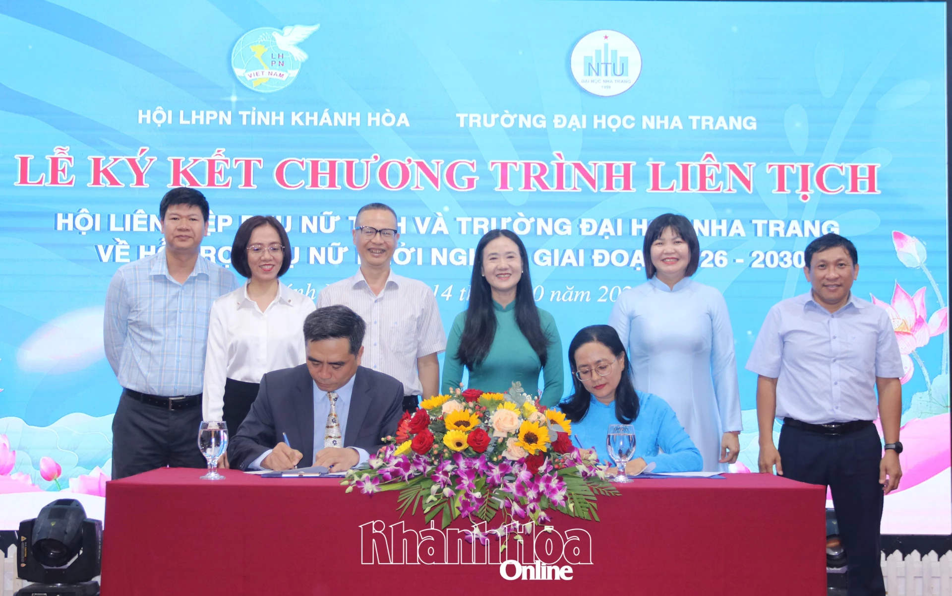 Lãnh đạo Hội Liên hiệp Phụ nữ tỉnh và Trường Đại học Nha Trang ký kết biên bản ghi nhớ.