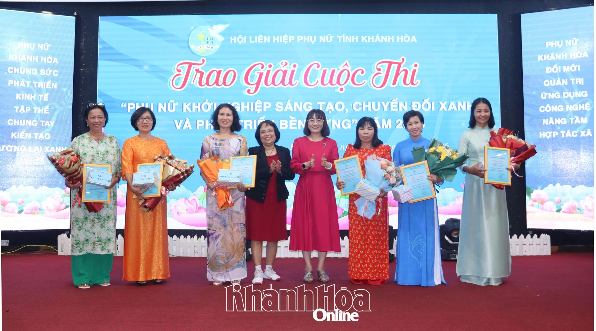 Lãnh đạo Sở Nông nghiệp và Môi trường, Liên đoàn Thương mại và Công nghiệp Việt Nam chi nhánh Khánh Hòa trao giải khuyến khích cho các cá nhân.