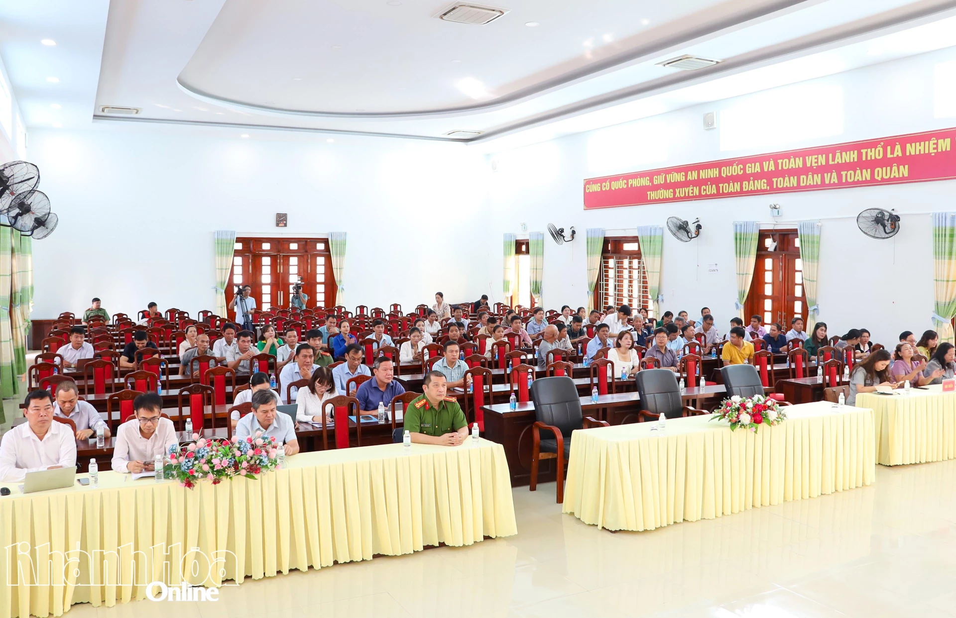 Quang cảnh tại buổi tiếp xúc cử tri.