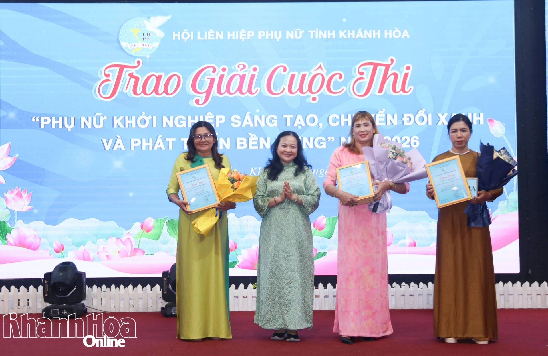 Lãnh đạo Sở Khoa học và Công nghệ trao giải ba cho các cá nhân.