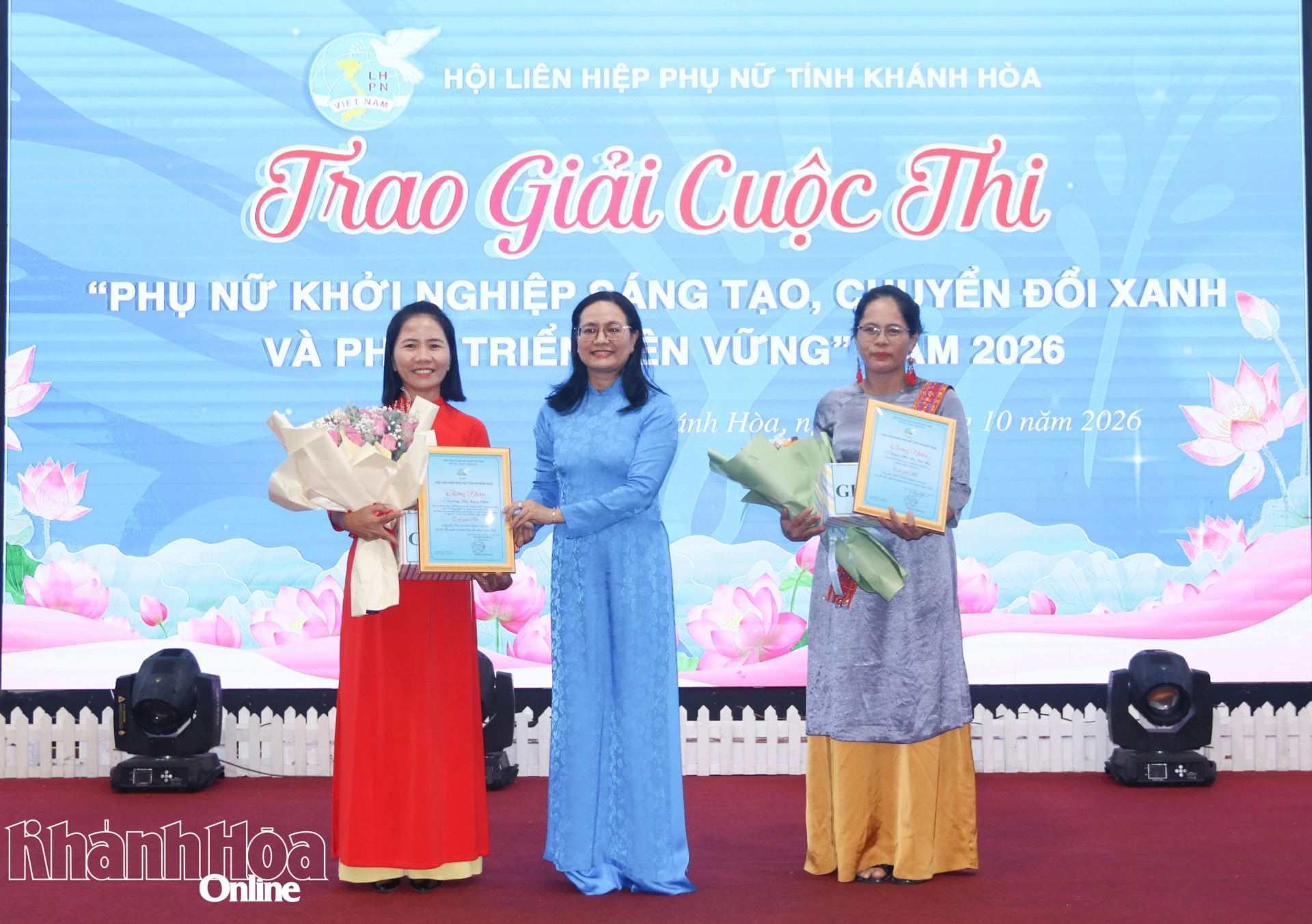 Lãnh đạo Hội Liên hiệp Phụ nữ tỉnh trao giải nhì cho các cá nhân.