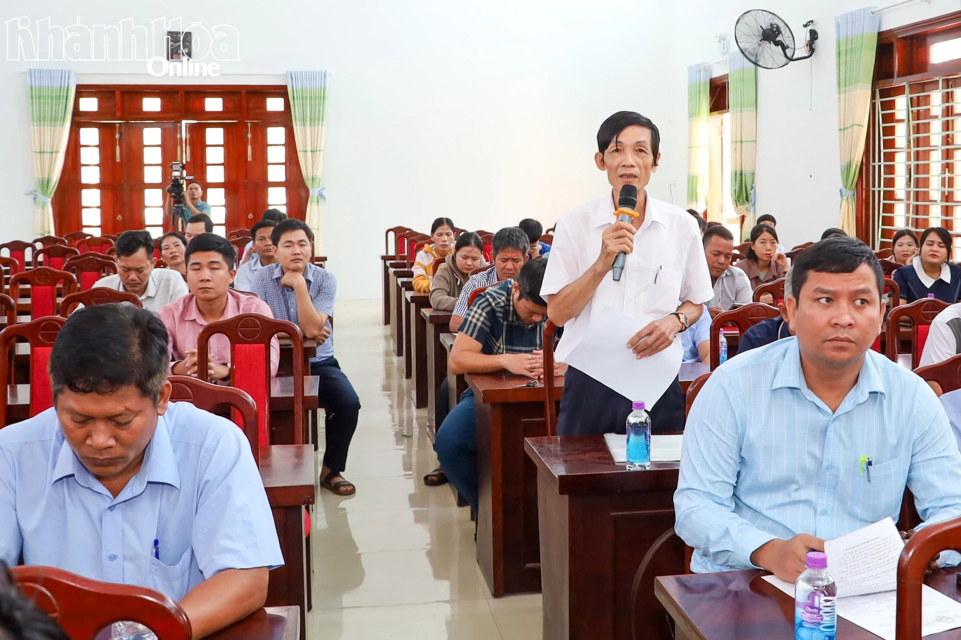 Cử tri nêu kiến nghị.