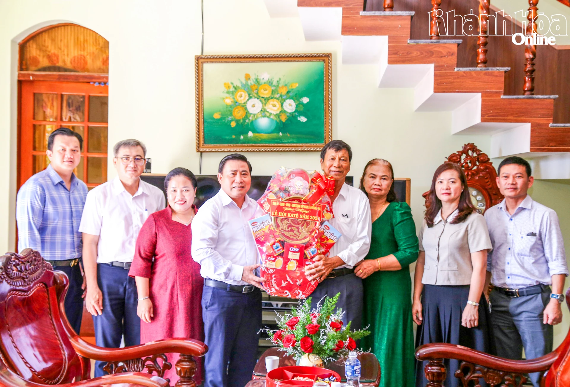 Đồng chí Lâm Đông tặng quà chúc mừng gia đình ông Châu Thăng Long.