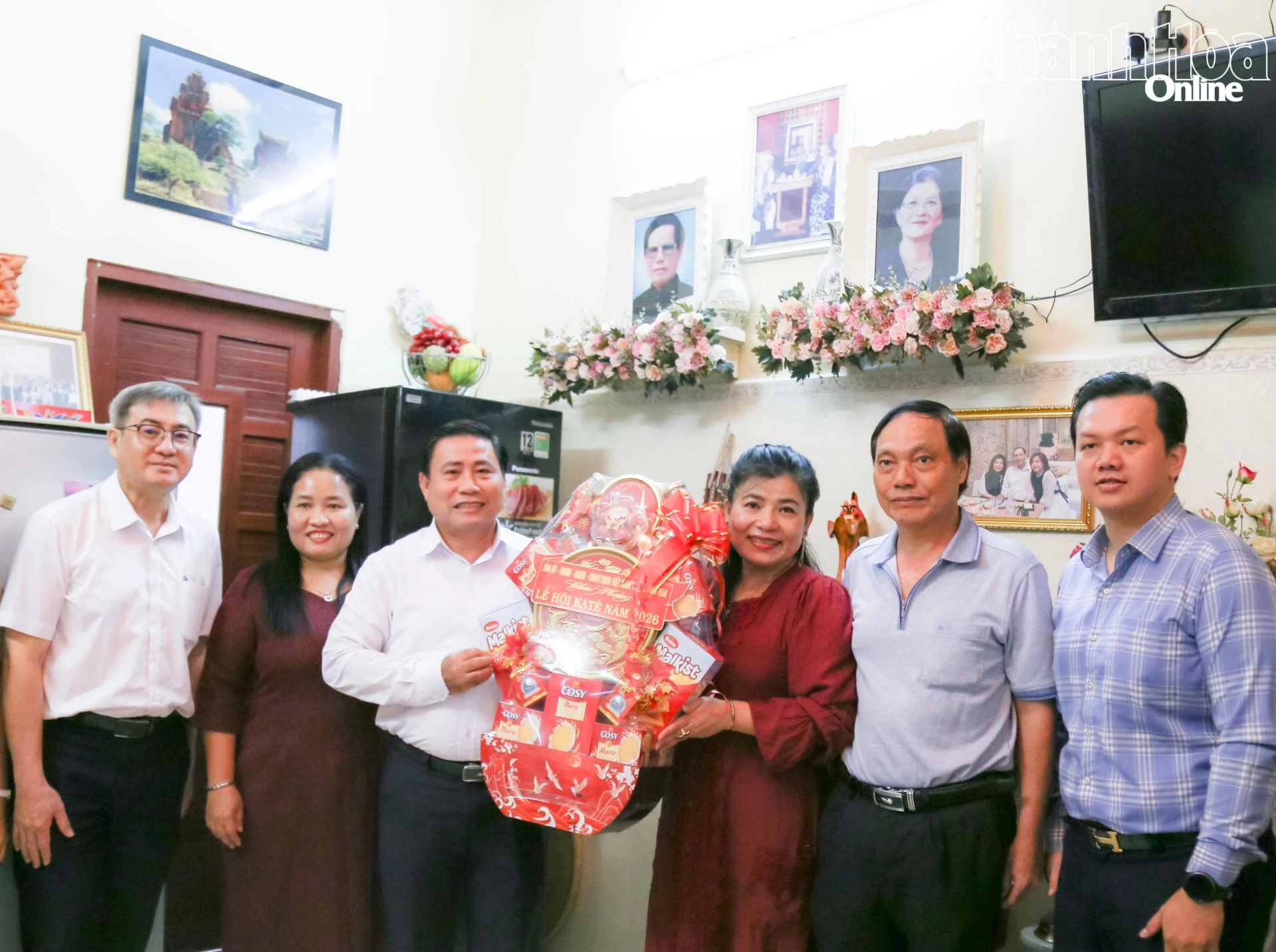 Đồng chí Lâm Đông tặng quà chúc mừng gia đình đồng chí Đàng Thị Mỹ Hương.