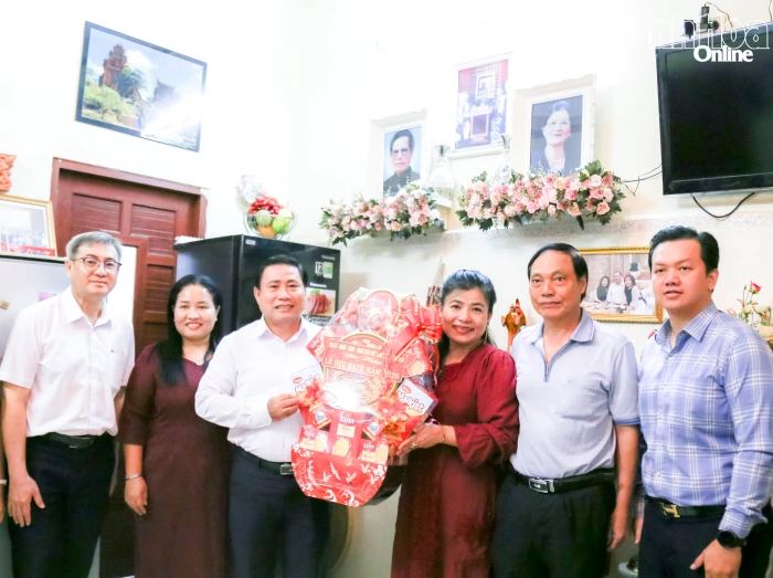 Phó Bí thư Tỉnh ủy, Chủ tịch HĐND tỉnh Lâm Đông thăm, chúc mừng gia đình các cá nhân tiêu biểu trong đồng bào Chăm theo đạo Bàlamôn