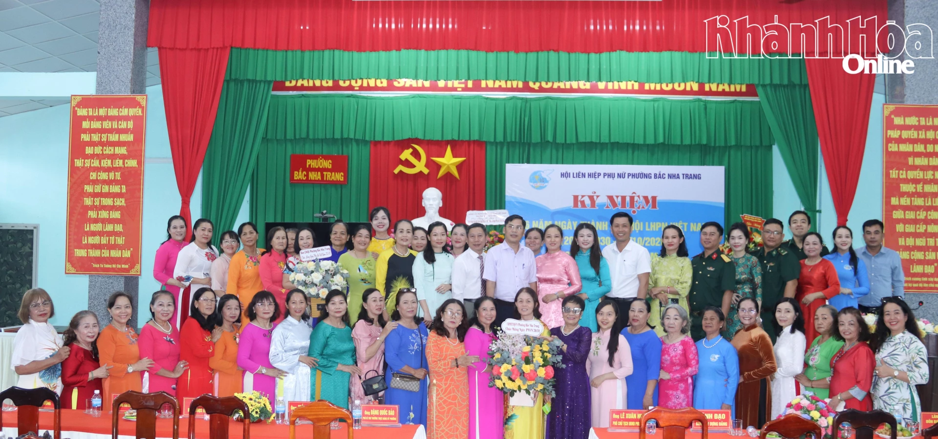Các đại biểu, cán bộ, hội viên phụ nữ chụp hình lưu niệm tại chương trình.