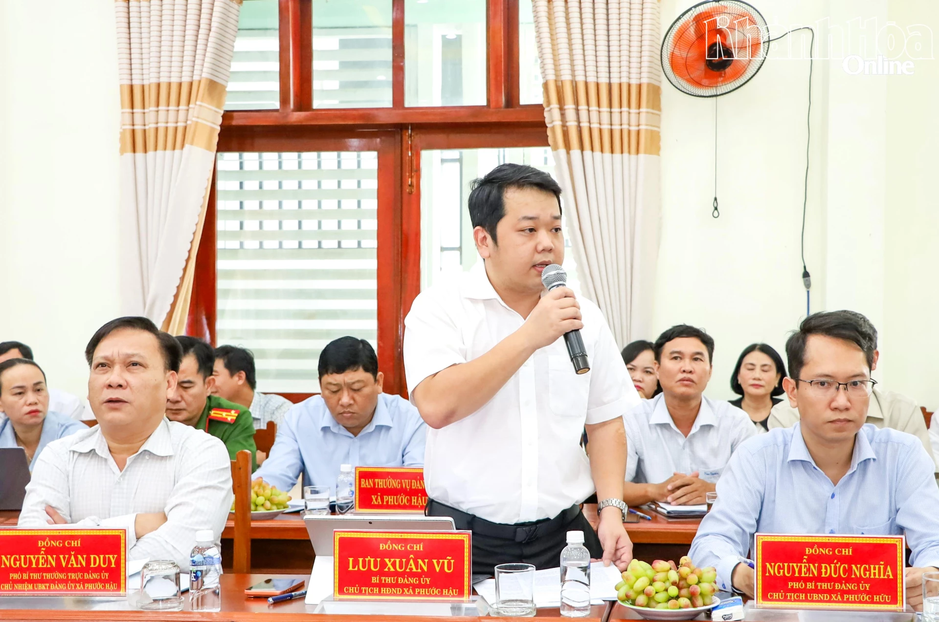 Lãnh đạo xã Phước Hậu báo cáo các nội dung tại buổi làm việc.