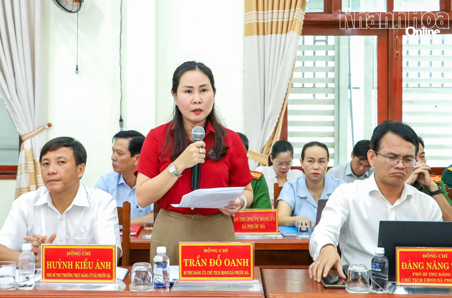 Lãnh đạo xã Phước Hà báo cáo các nội dung tại buổi làm việc.