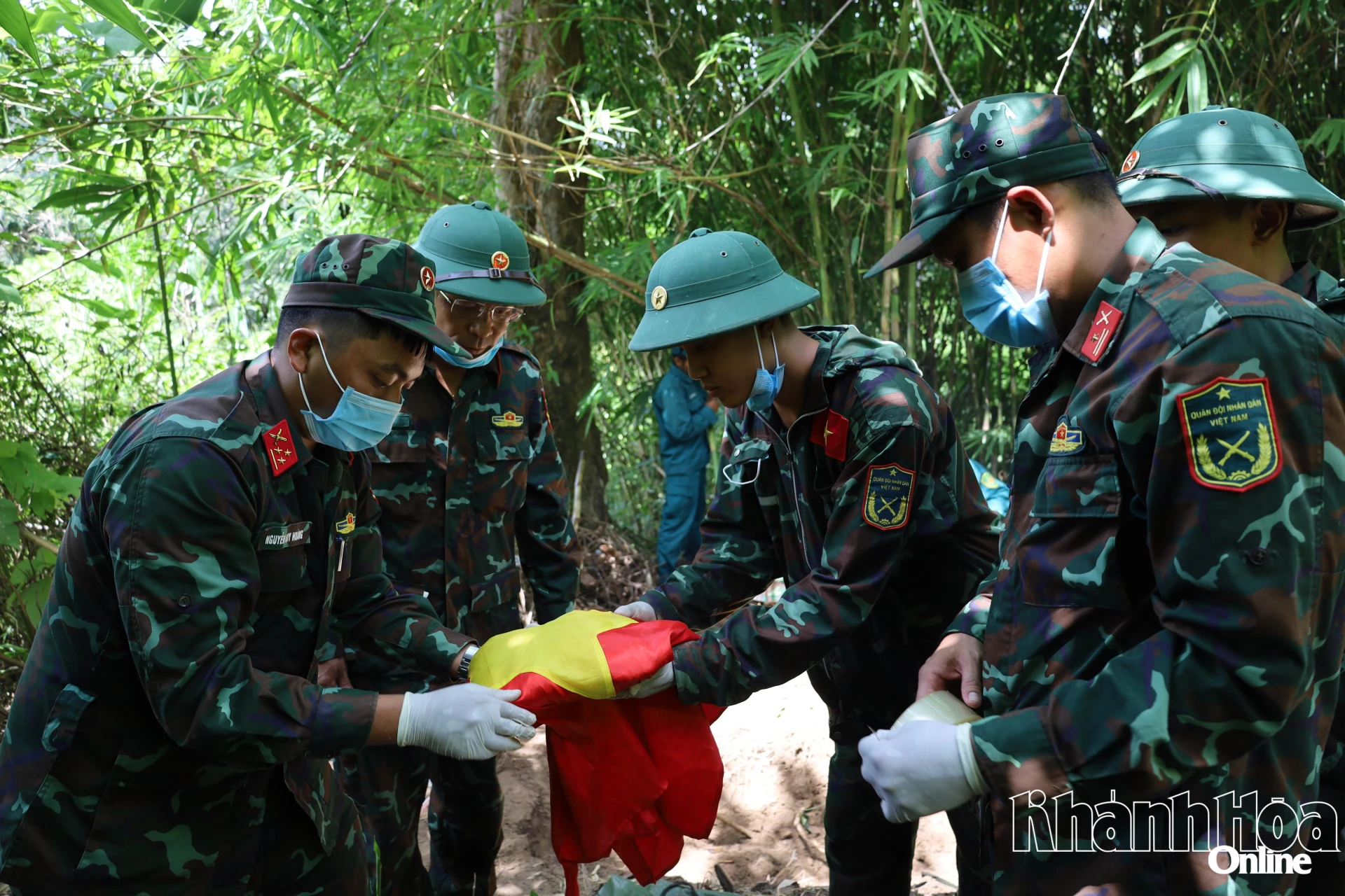 Cán bộ, chiến sĩ cẩn thận bao gói hài cốt liệt sĩ để đưa xuống núi.
