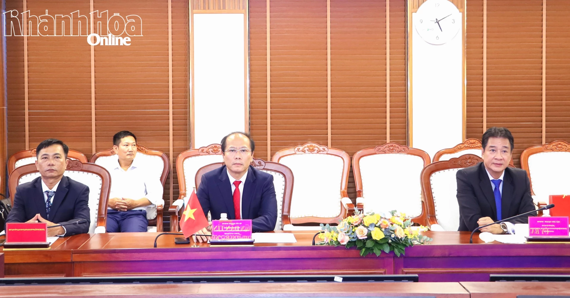 Đồng chí Nguyễn Khắc Hà và đồng chí Nguyễn Long Biên tham dự lễ ký kết.