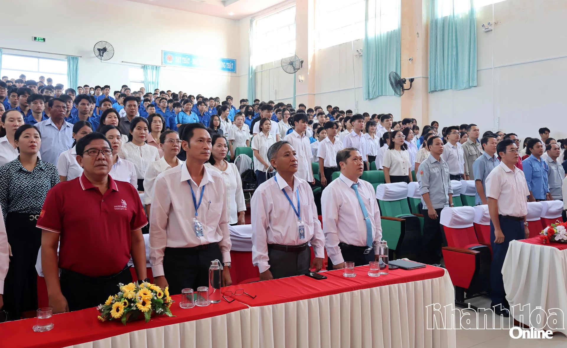 Cán bộ, giảng viên, sinh viên Trường Cao đẳng Công nghệ - Năng lượng Khánh Hòa thực hiện nghi thức chào cờ.