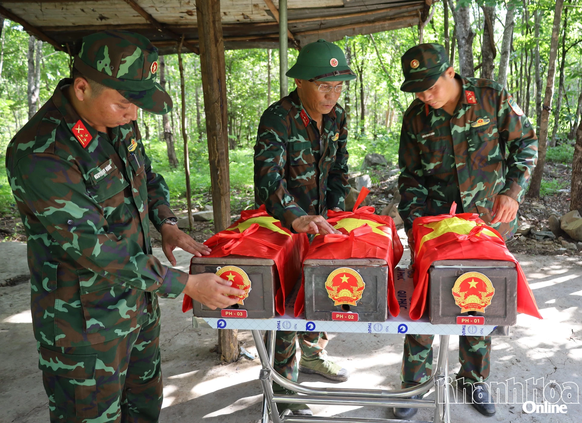 Các hài cốt liệt sĩ được di chuyển đến chốt bảo vệ rừng dưới chân núi lúc 3 giờ chiều,bảo đảm an toàn tuyệt đối. Tại đây, các hài cốt được đặt vào quách, phủ Quốc kỳ trang nghiêm, rồi tiếp tục di chuyển về Đài tưởng niệm liệt sĩ của xã Phước Hà để địa phương tổ chức lễ tưởng niệm trước khi di chuyển về Nghĩa trang liệt sĩ Ninh Thuận.