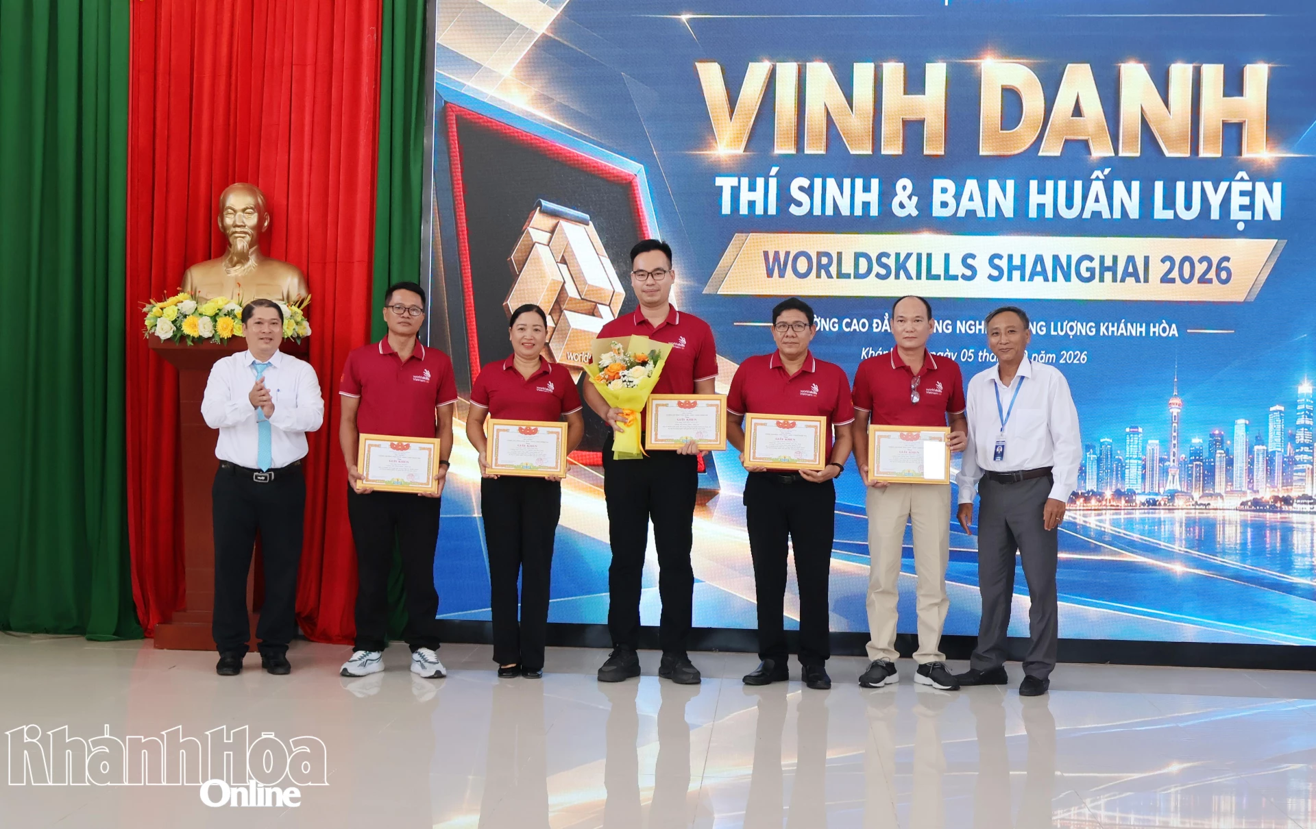 Lãnh đạo Trường Cao đẳng - Công nghệ Năng lượng Khánh Hòa tặng giấy khen cho ban huấn luyện.
