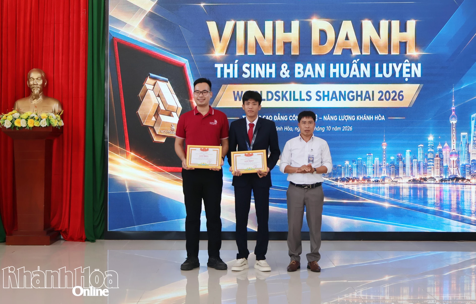 Đại diện Hội Khuyến học Trường Cao đẳng - Công nghệ Năng lượng Khánh Hòa tặng giấy khen cho em Ông Phú Quy và giảng viên Nguyễn Duy Gơ.