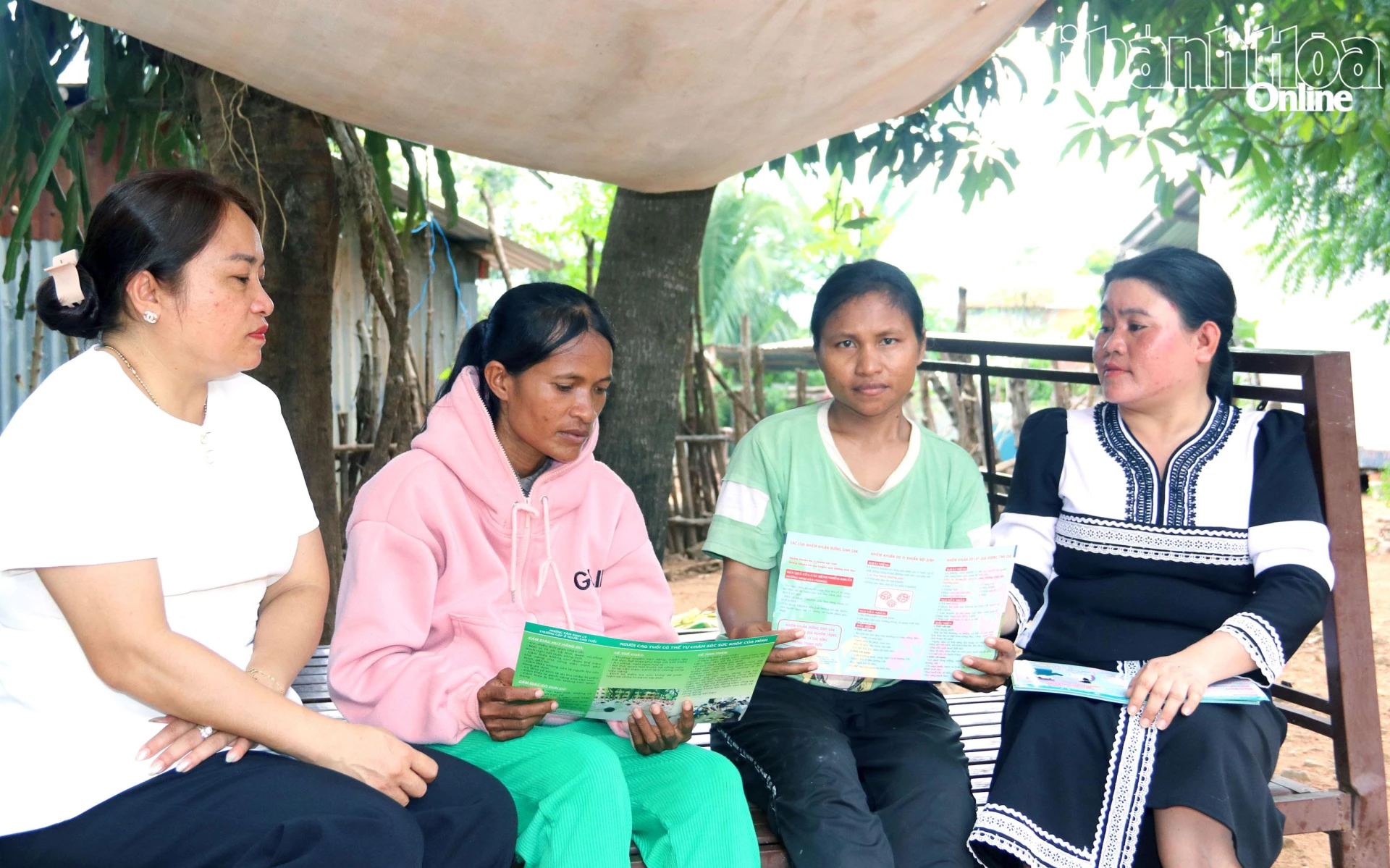 Bà Chamaléa Thị Khém (bìa phải) cùng cán bộ hội đến nhà tuyên truyền cho người dân.