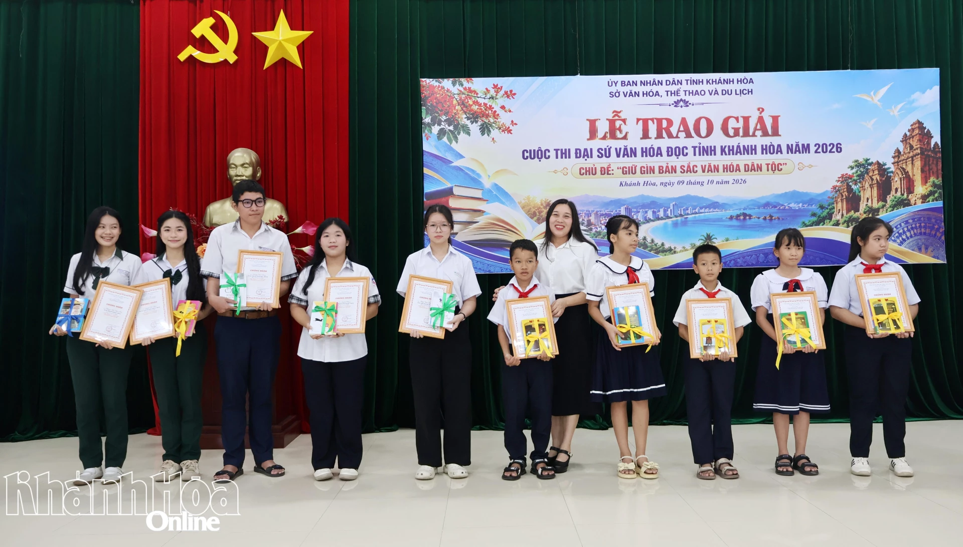 Ban tổ chức trao giải khuyến khích cho các thí sinh.