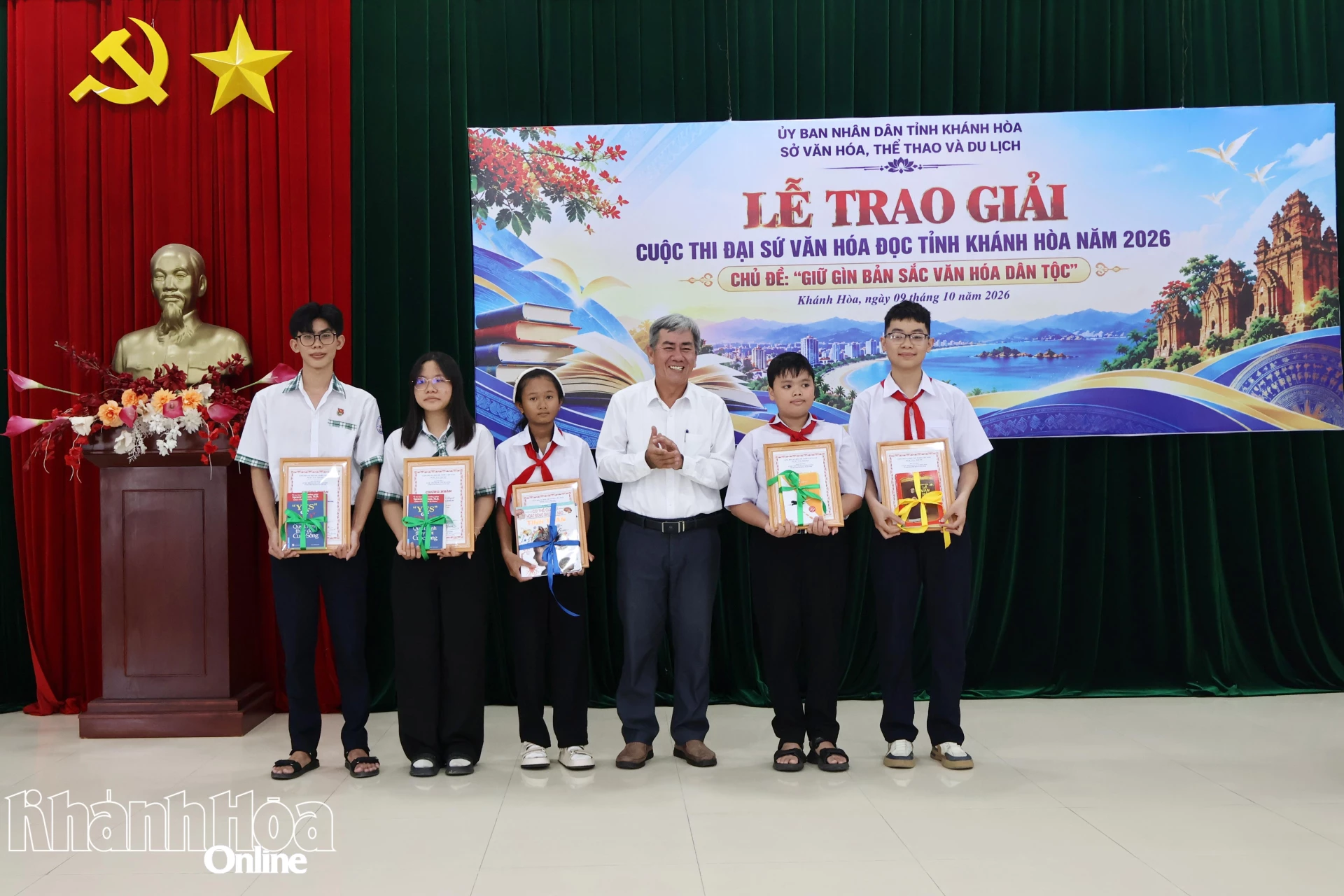 Ban tổ chức trao giải ba cho thí sinh.