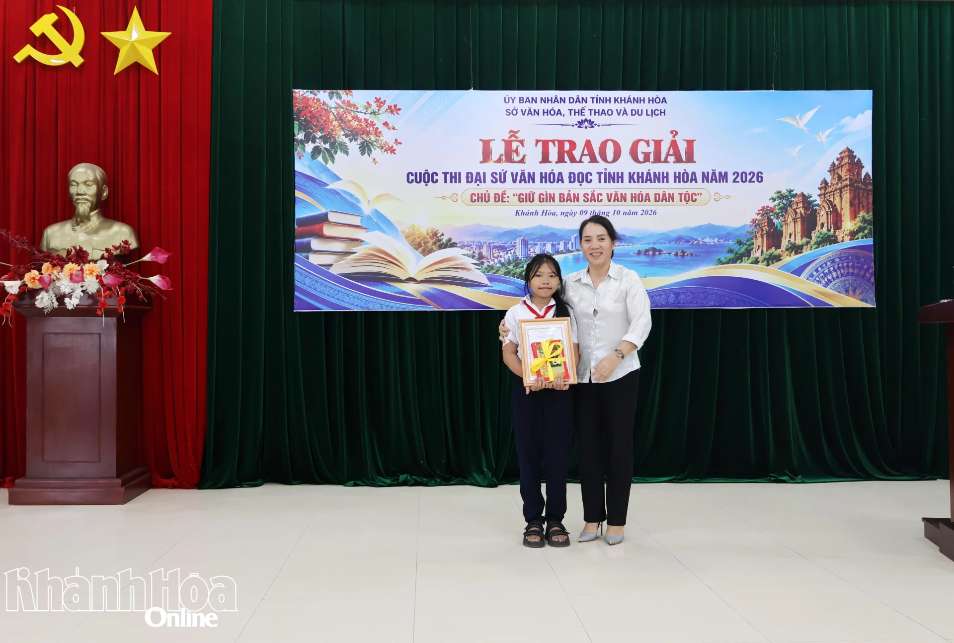 Ban tổ chức trao giải nhì cho thí sinh.