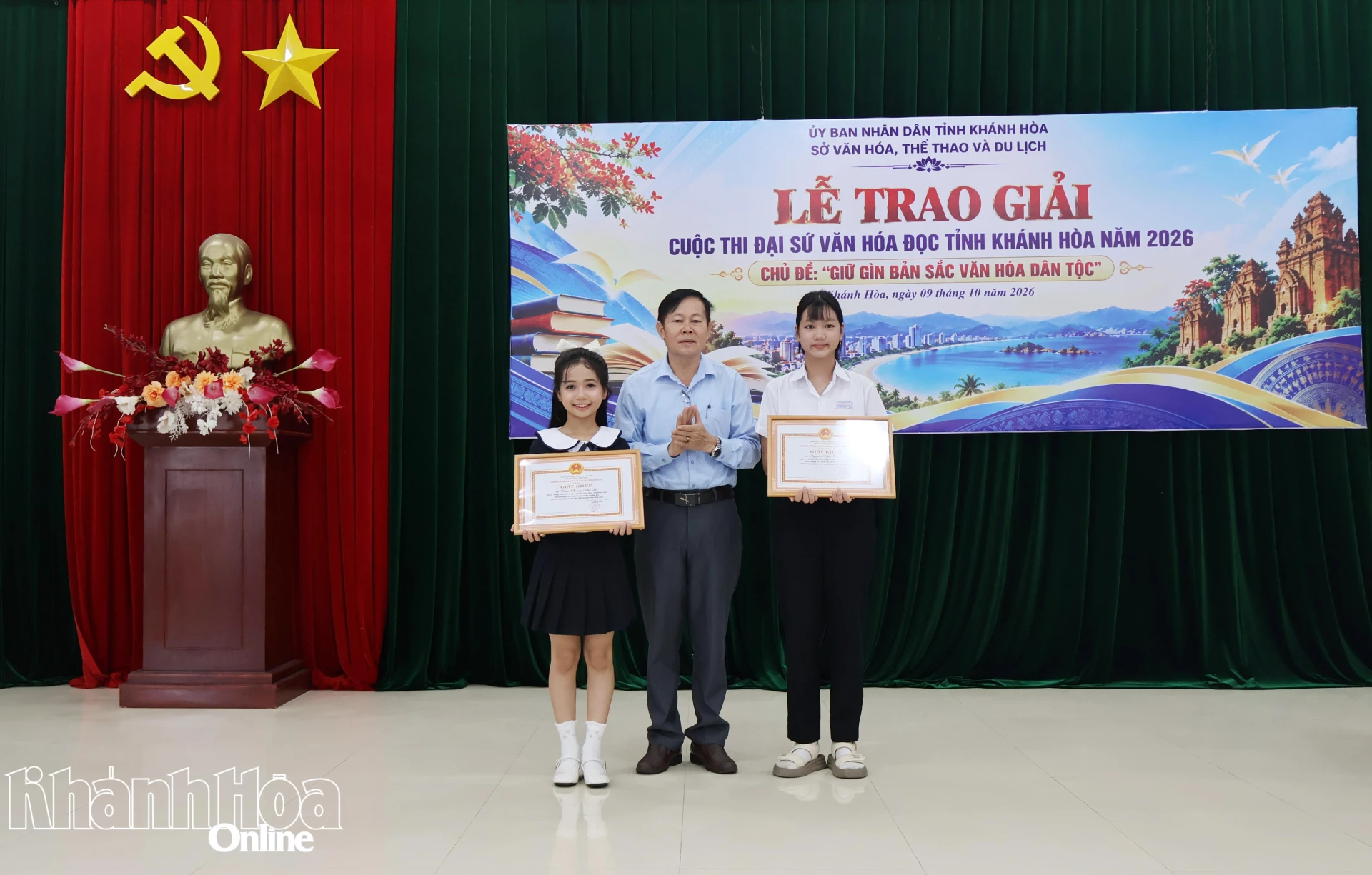 Lãnh đạo Thư viện tỉnh Khánh Hòa trao giấy khen của Sở Văn hóa, Thể thao và Du lịch cho 2 thí sinh có thành tích xuất sắc trong Cuộc thi Đại sứ văn hóa đọc tỉnh Khánh Hòa năm 2026.