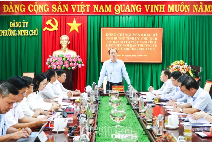 Phó Bí thư Tỉnh ủy, Chủ tịch Ủy ban MTTQ Việt Nam tỉnh Nguyễn Khắc Hà làm việc với Ban Thường vụ Đảng ủy phường Ninh Chử