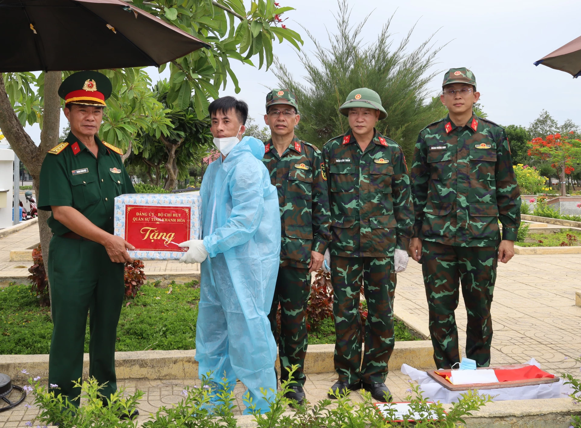 Đại tá Trương Thành Việt tặng quà, động viên lực lượng làm nhiệm vụ lấy mẫu hài cốt liệt sĩ tại Nghĩa trang liệt sĩ Ninh Thuận.