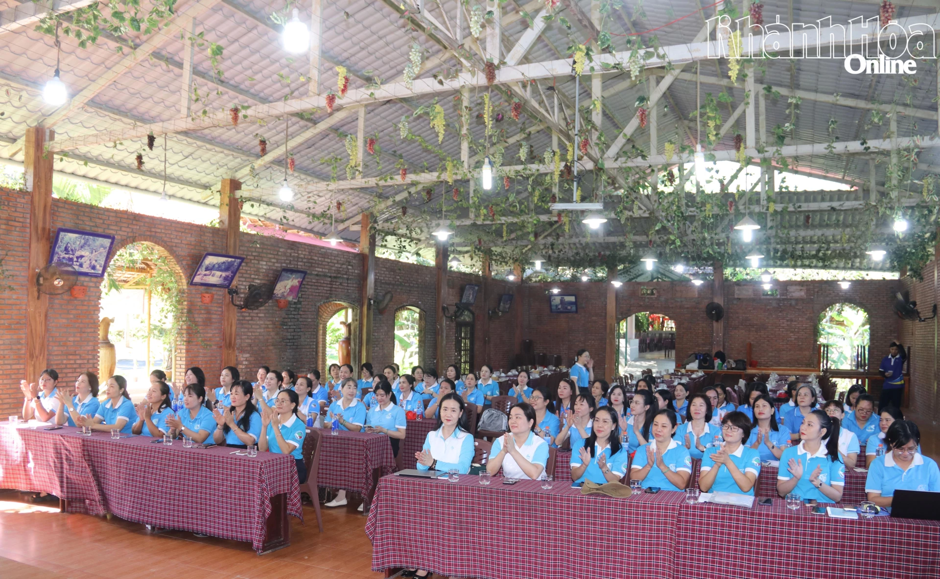 Các cán bộ hội tham dự chương trình.