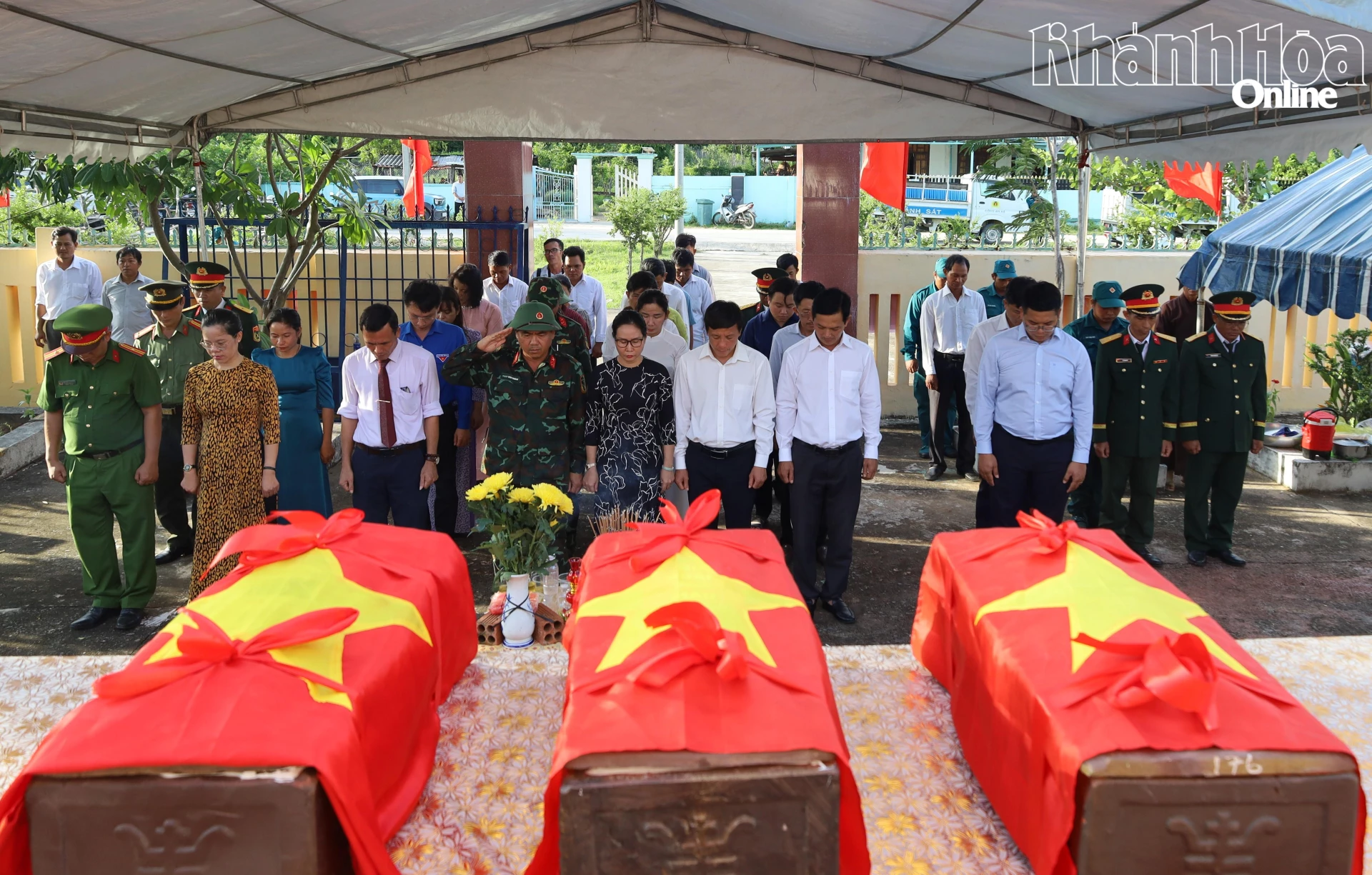 3 hài cốt liệt sĩ được đưa về Đài tưởng niệm liệt sĩ của địa phương. Tại đây, các đại biểu đã tổ chức dâng hoa, dâng hương và dành phút mặc niệm tưởng nhớ anh linh các anh hùng liệt sĩ. 