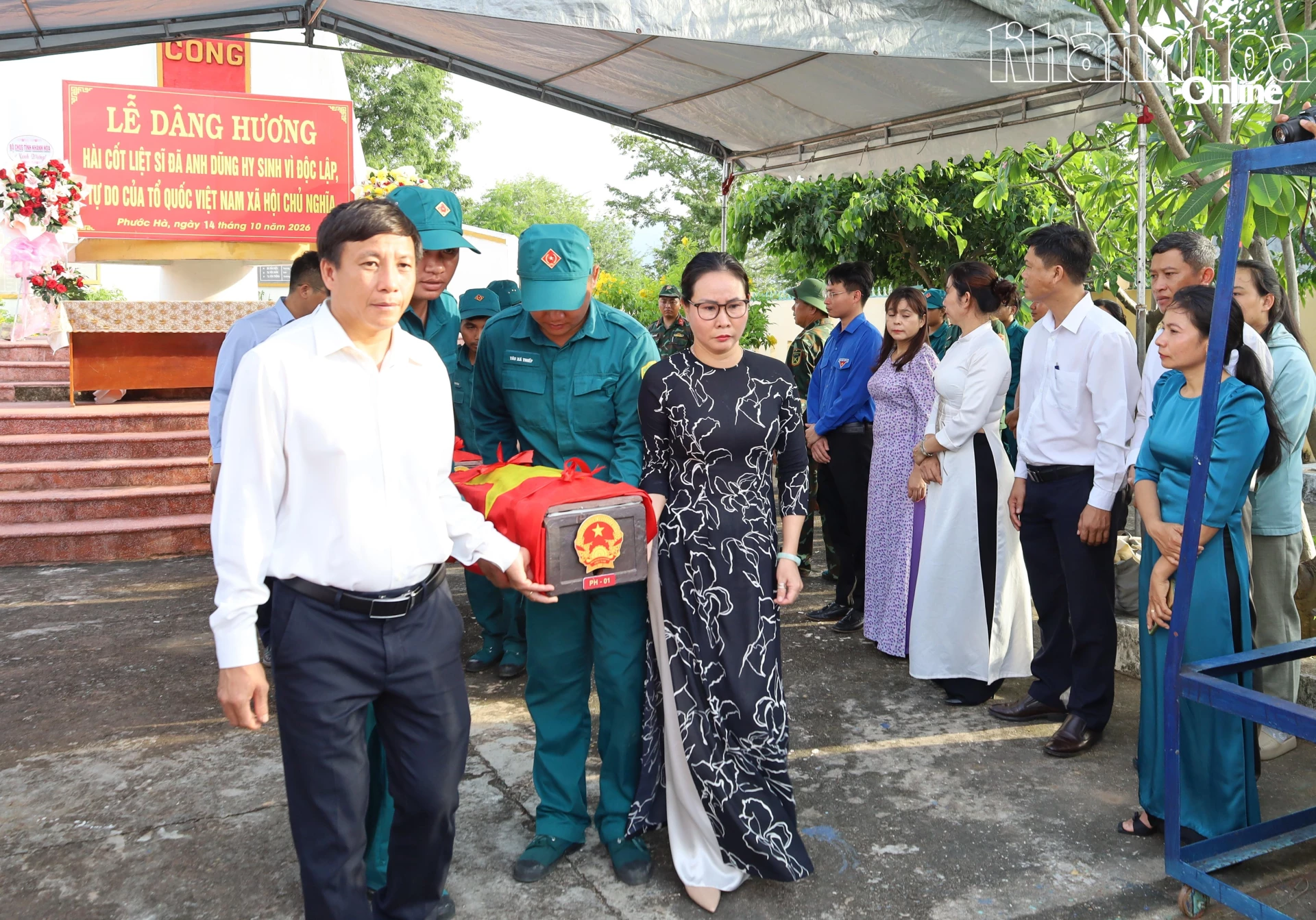 Lãnh đạo cấy ủy, chính quyền xã Phước Hà cùng lực lượng chuyên trách di chuyển hài cốt các liệt sĩ đến phương tiện để di chuyển về Nghĩa trang liệt sĩ Ninh Thuận.