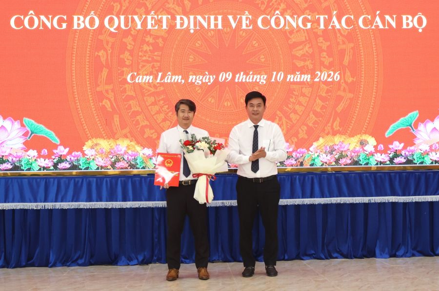 Lãnh đạo xã Cam Lâm trao quyết định bổ nhiệm cho ông