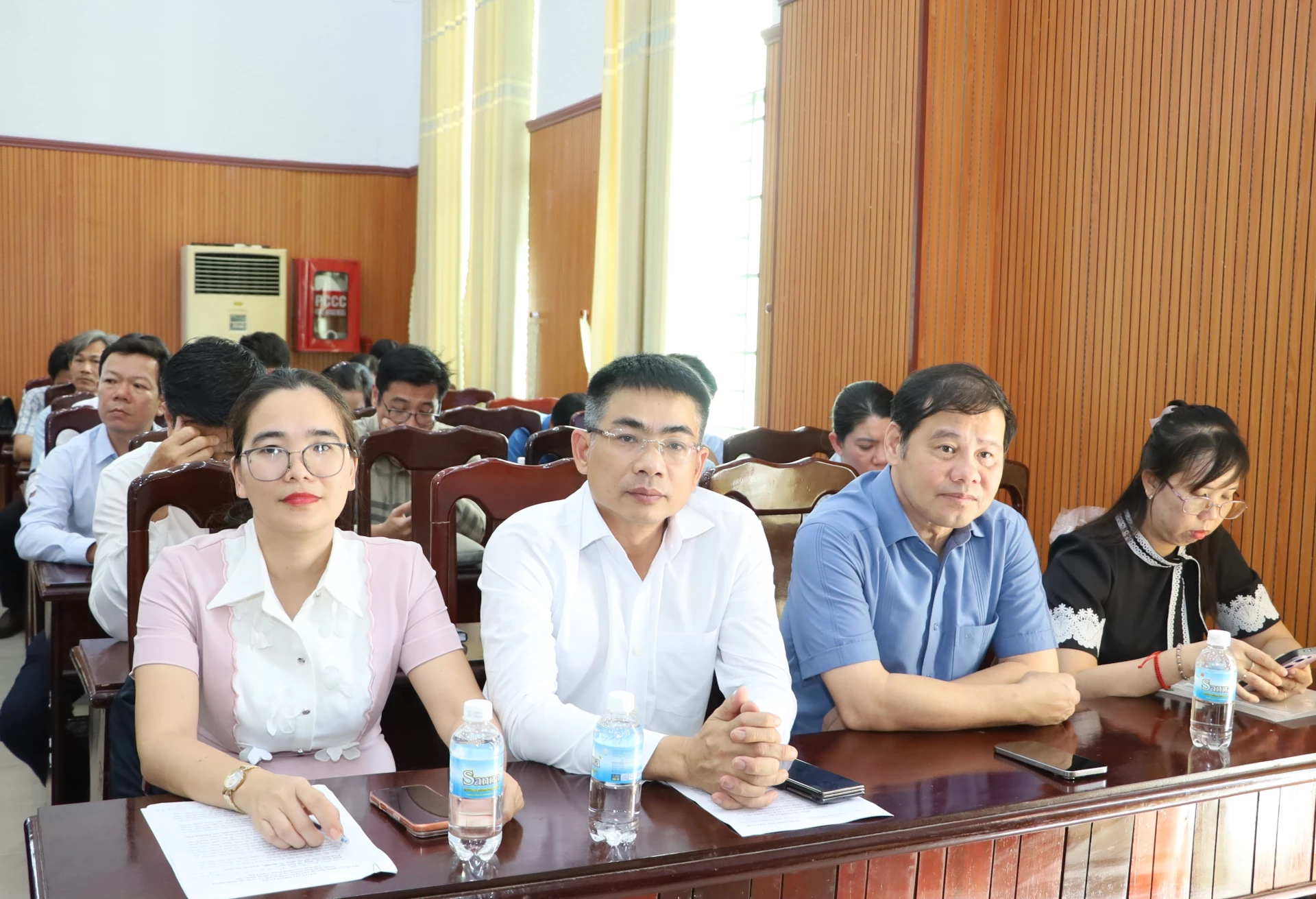 Các đại biểu tham gia hội nghị.