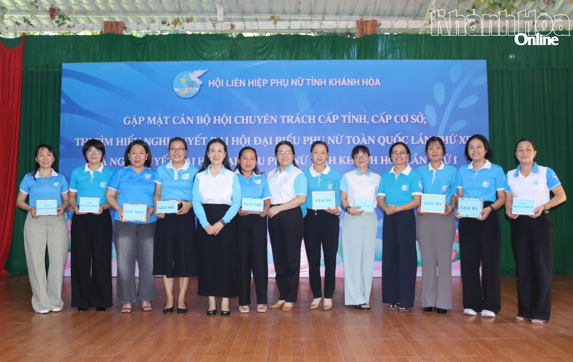 Lãnh đạo Hôi Liên hiệp Phụ nữ tỉnh trao giải cho các cá nhân đạt giải.