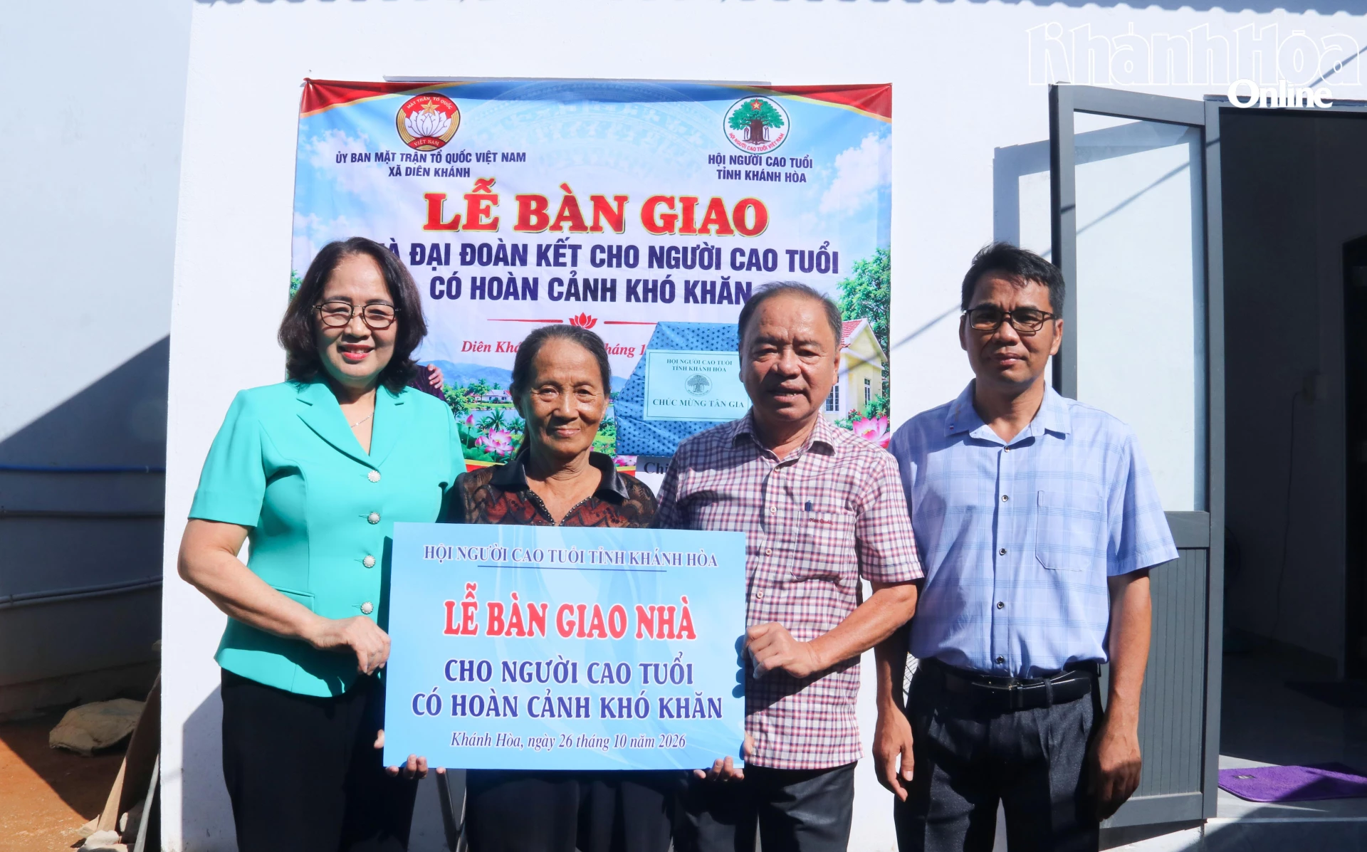 Lãnh đạo Hội Người cao tuổi tỉnh và Ủy ban MTTQ Việt Nam xã Diên Khánh bàn giao nhà cho gia đình bà Trần Thị Rỡ.