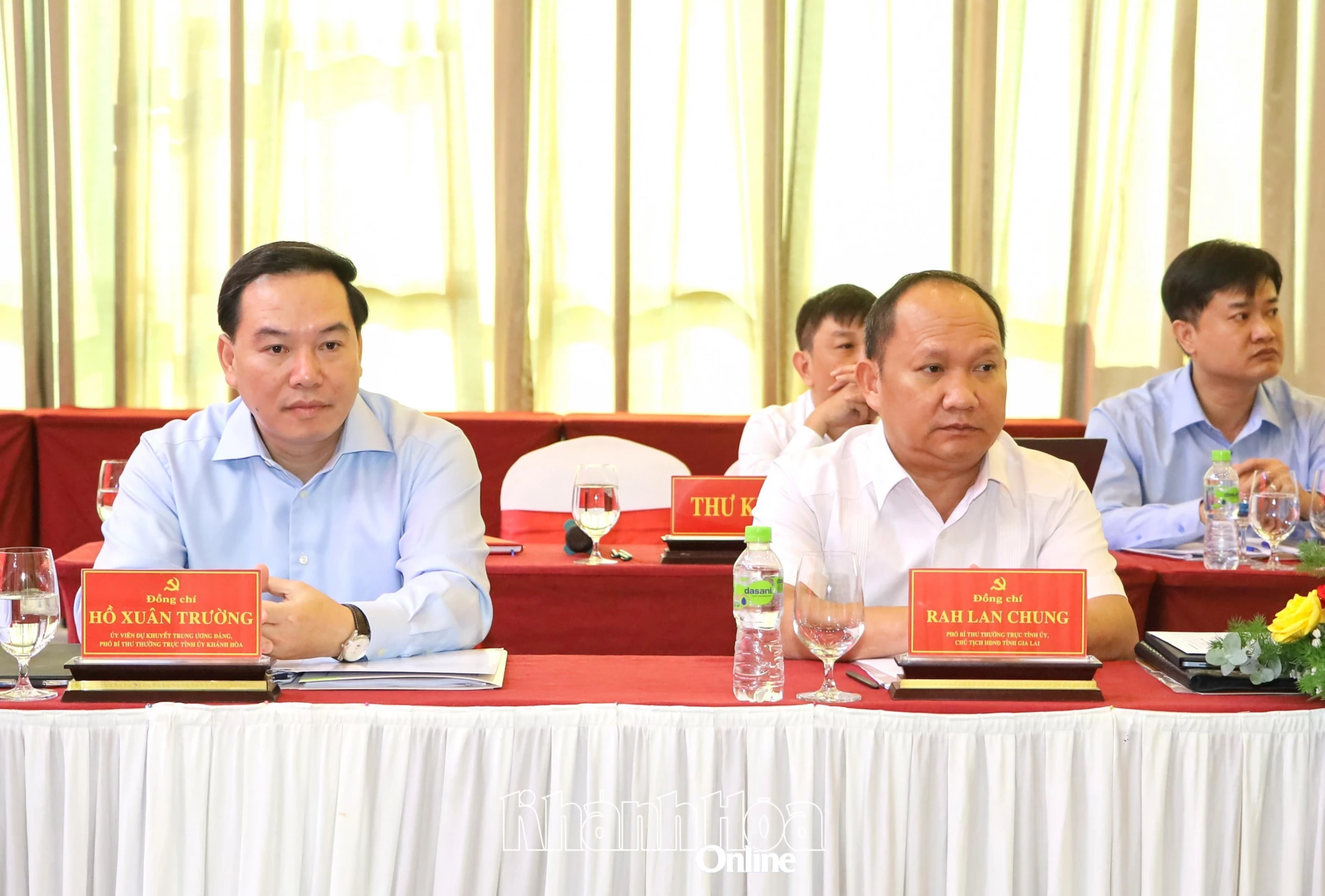 Đồng chí Hồ Xuân Trường và các đại biểu tham dự hội nghị.