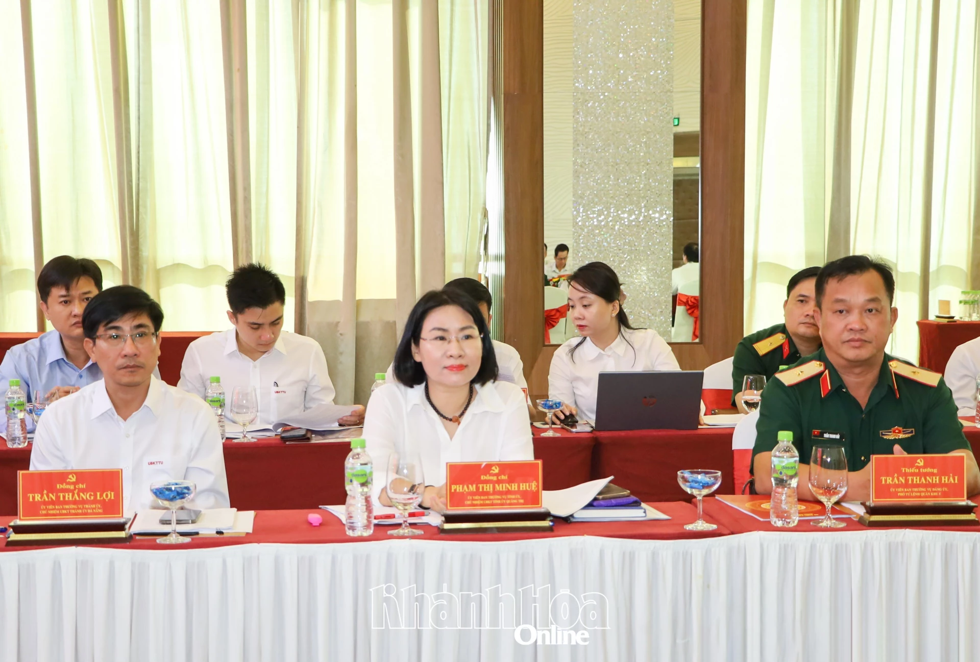 Các đại biểu tham dự hội nghị.