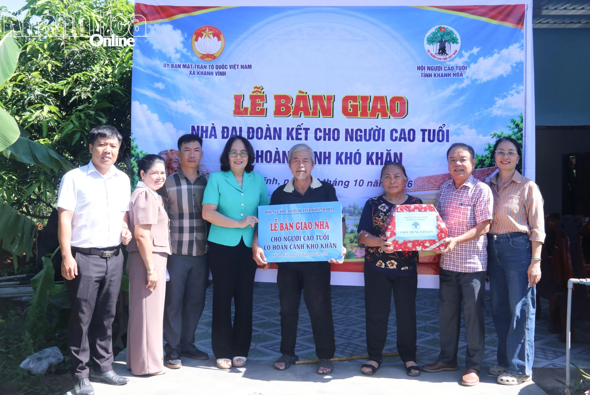 Bàn giao nhà và tặng quà cho gia đình bà Nguyễn Thị Qui.