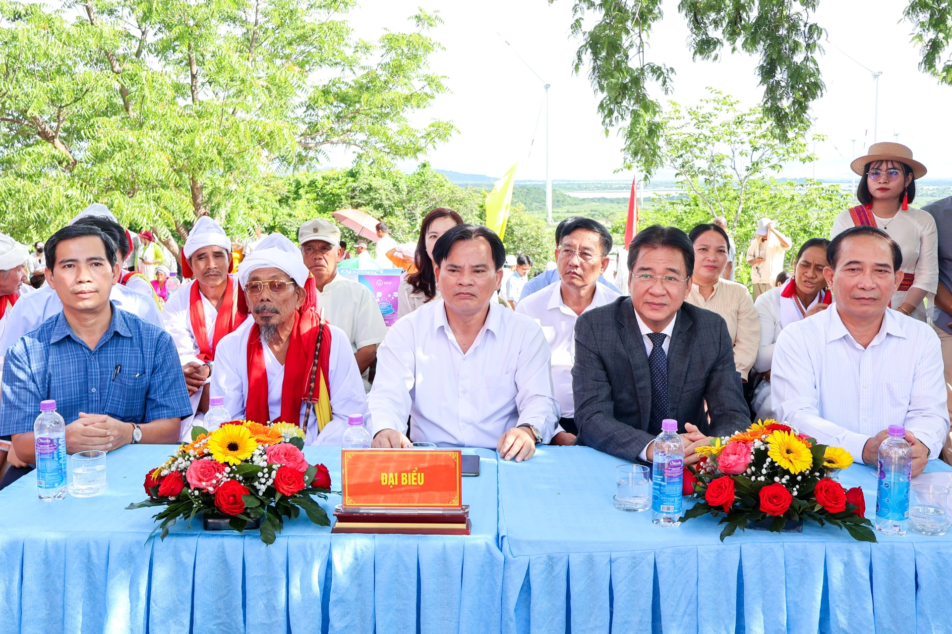 Đồng chí Nguyễn Long Biên và các đại biểu tham dự khai mạc Lễ hội Katê. 