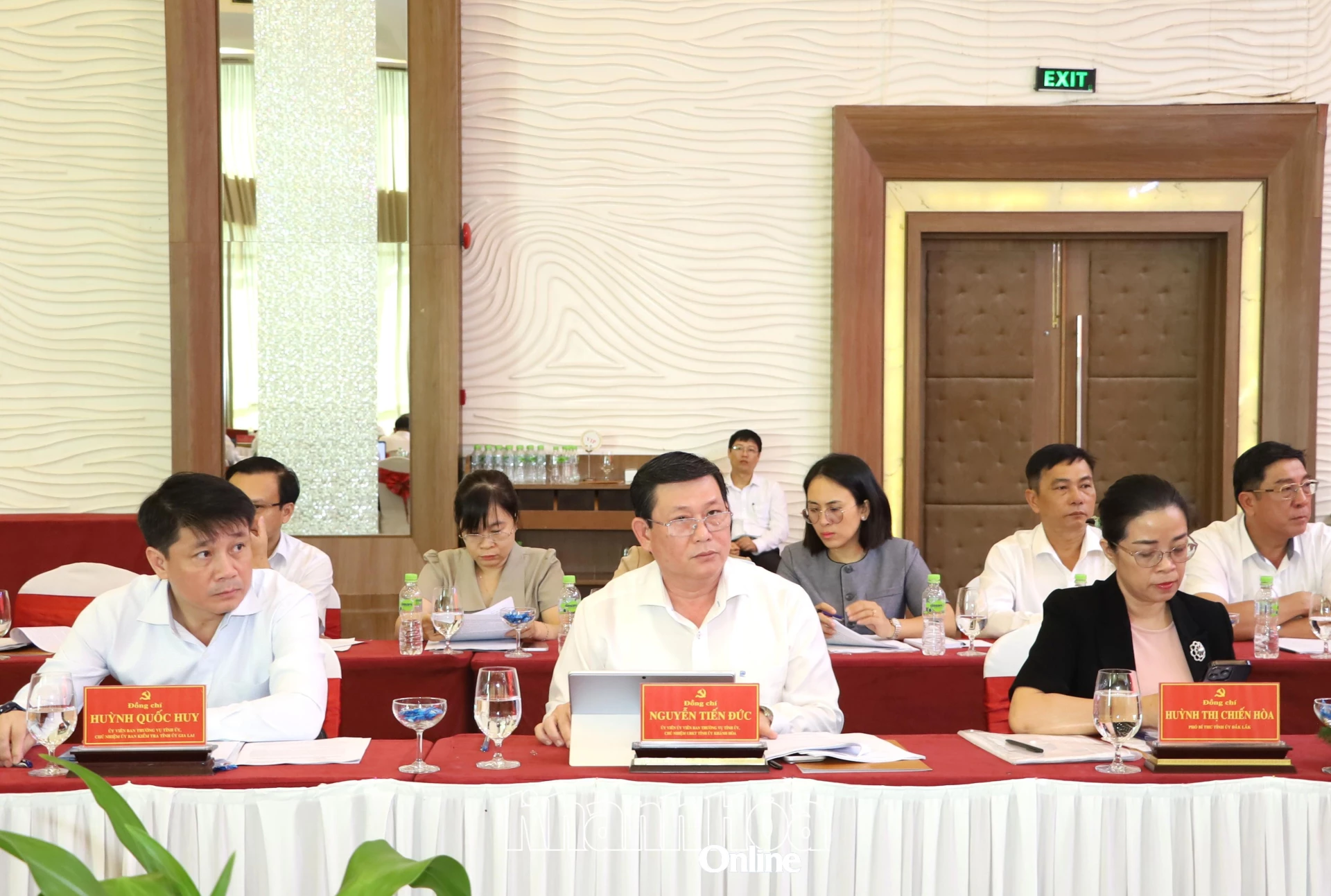 Đồng chí Nguyễn Tiến Đức - Ủy viên Ban Thường vụ Tỉnh ủy, Chủ nhiệm Ủy ban Kiểm tra Tỉnh ủy Khánh Hòa và các đại biểu tham dự hội nghị.