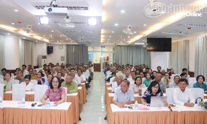 Tập huấn cho 30 Câu lạc bộ Liên thế hệ tự giúp nhau do Dự án VIE071 tài trợ