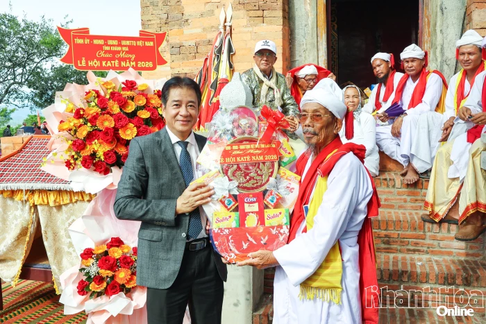 Phó Chủ tịch Thường trực UBND tỉnh Nguyễn Long Biên dự khai mạc Lễ hội Katê tại Tháp Pô Rômê