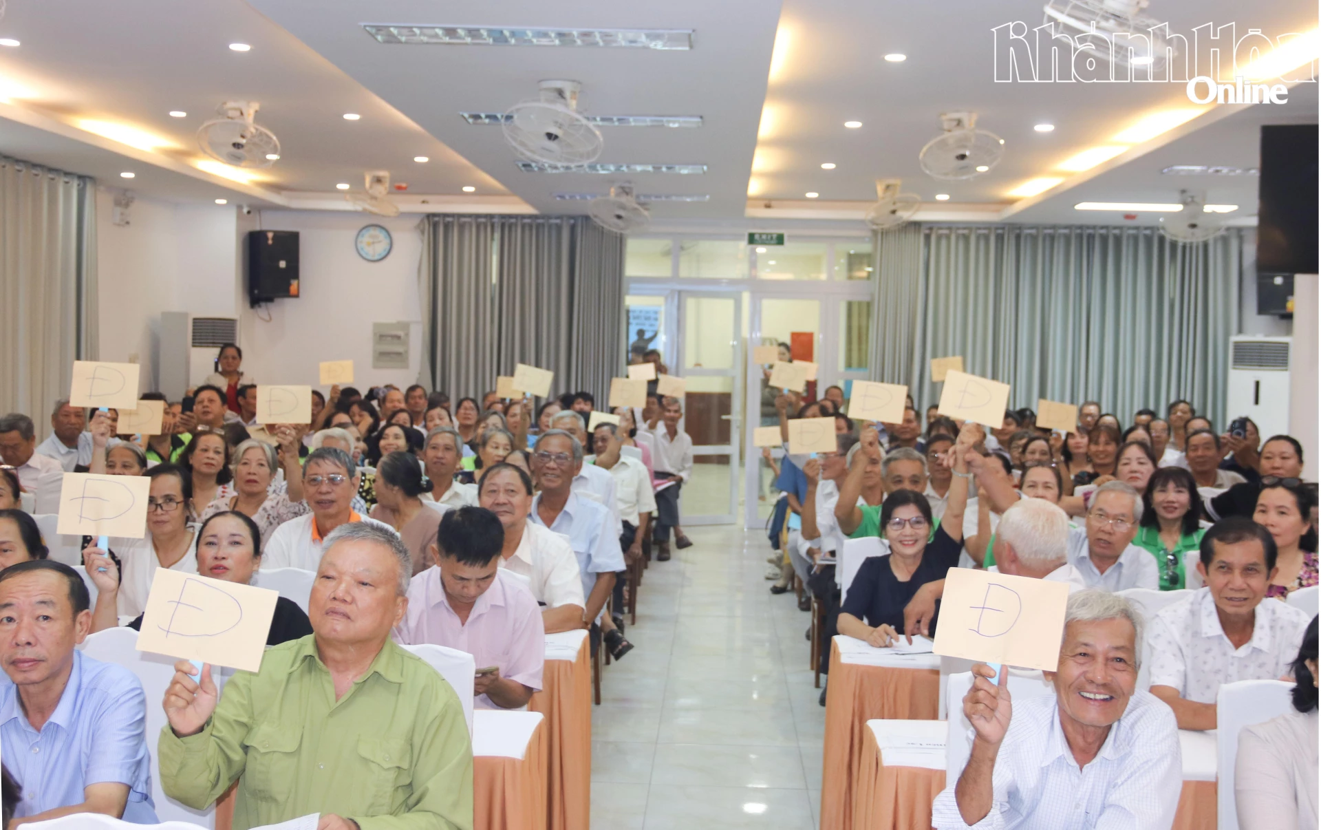 Các câu lạc bộ trả lời câu hỏi tại buổi tập huấn.