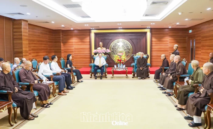 Phó Bí thư Thường trực Tỉnh ủy Hồ Xuân Trường tiếp đoàn Ban Trị sự Giáo hội Phật giáo Việt Nam tỉnh