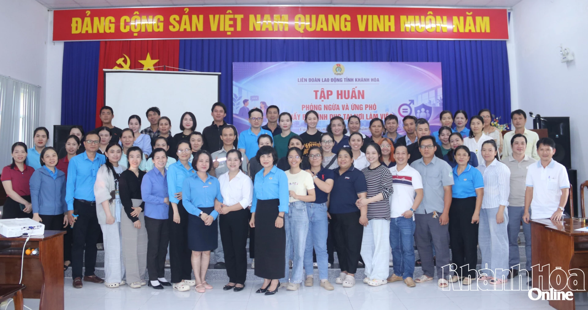 Các đại biểu và học viên chụp hình lưu niệm tại lớp tập huấn.