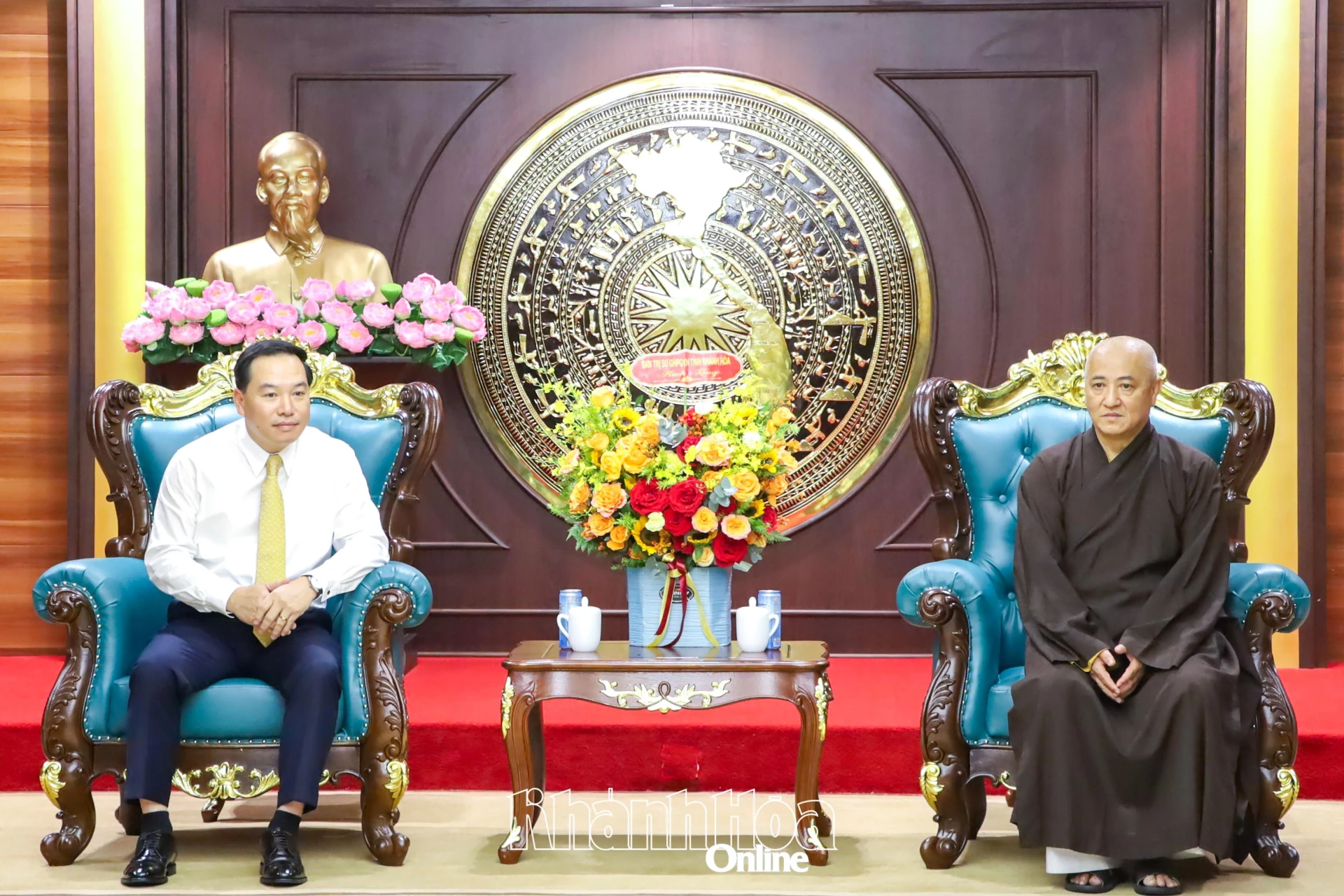 Phó Bí thư Thường trực Tỉnh ủy Hồ Xuân Trường tiếp đoàn Ban Trị sự Giáo hội Phật giáo Việt Nam tỉnh do Hòa thượng Thích Huệ Thông làm Trưởng đoàn.