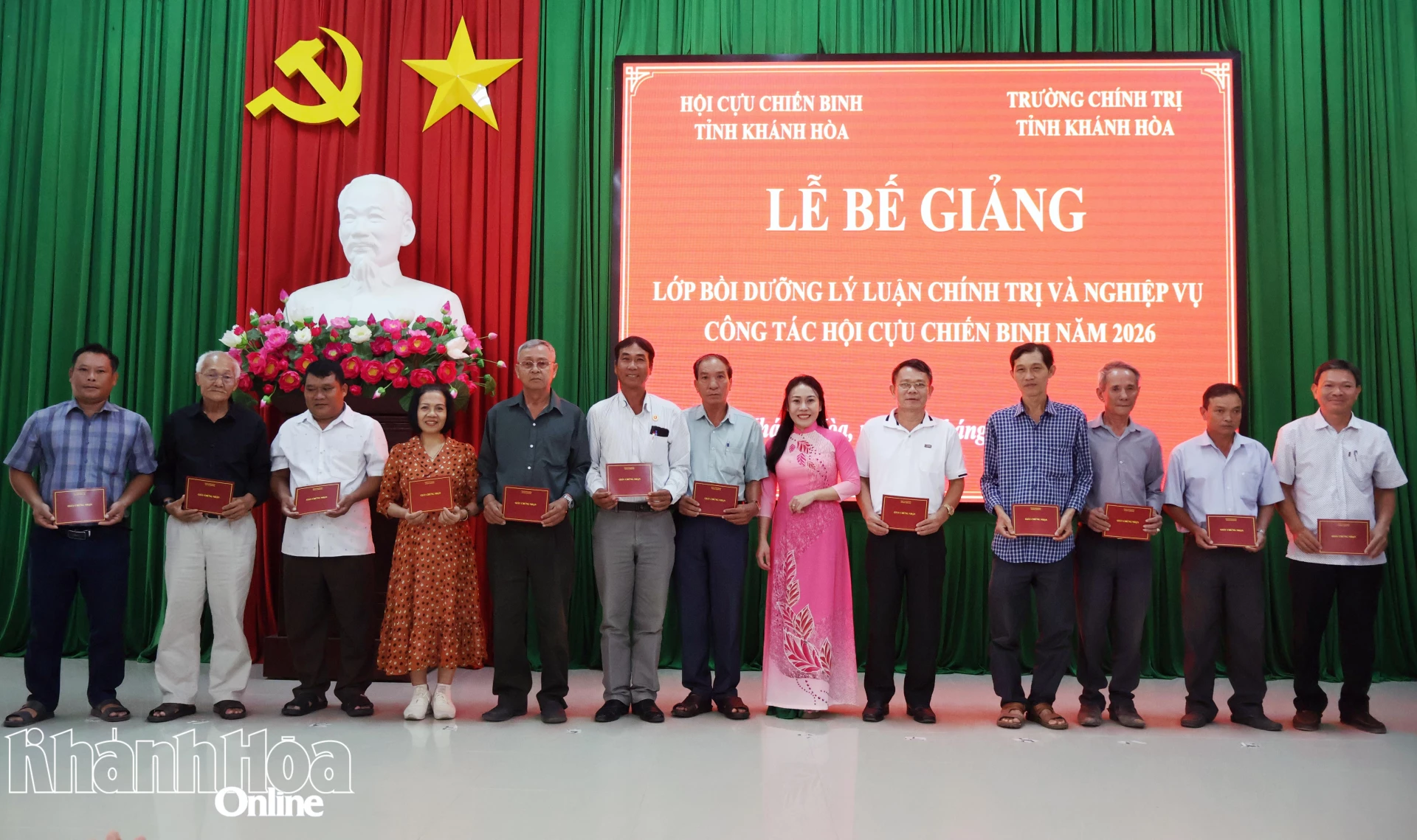 Lãnh đạo Trường Chính trị tỉnh trao giấy chứng nhận cho các học viên.