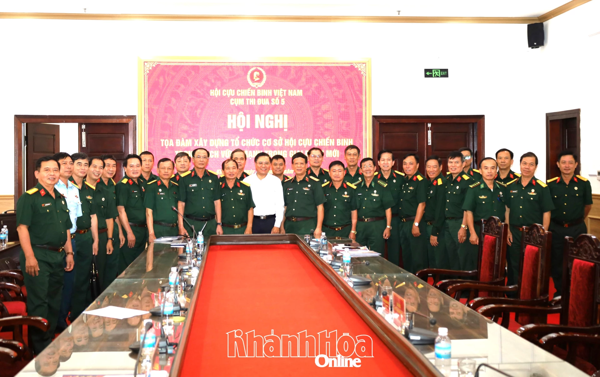 Các đại biểu chụp hình lưu niệm tại hội nghị.