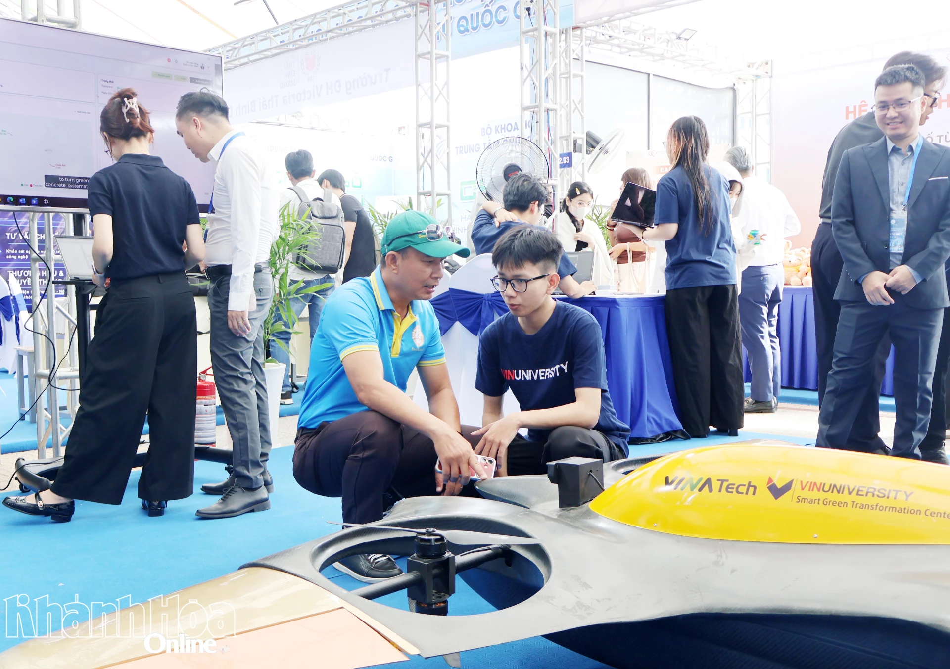 Ông Phan Văn Trung tìm hiểu mô hình drone phục vụ nuôi biển và bảo tồn biển tại ngày hội.