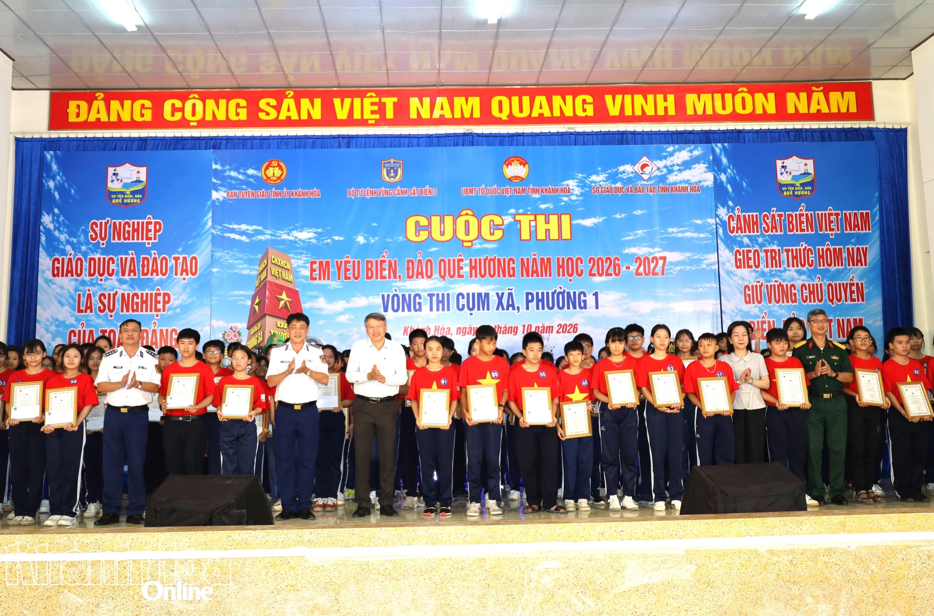 Ban tổ chức trao giấy chứng nhận và biểu trưng cho 100 thí sinh xuất sắc vượt qua vòng thi trực tuyến để tham gia vòng thi trực tiếp.