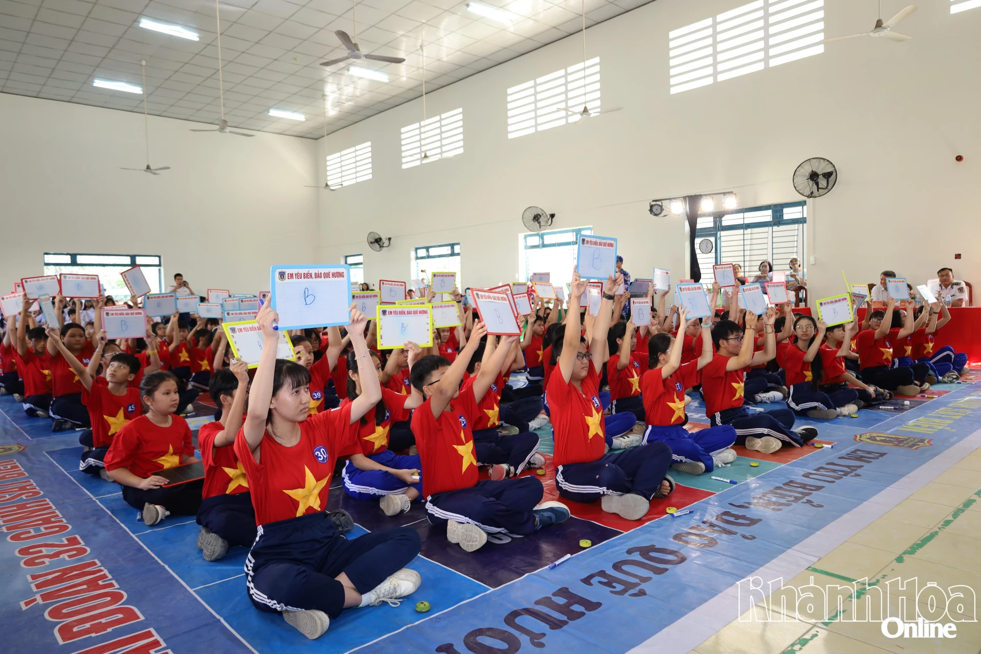 Các thí sinh trả lời các câu hỏi phần thi Ra khơi.