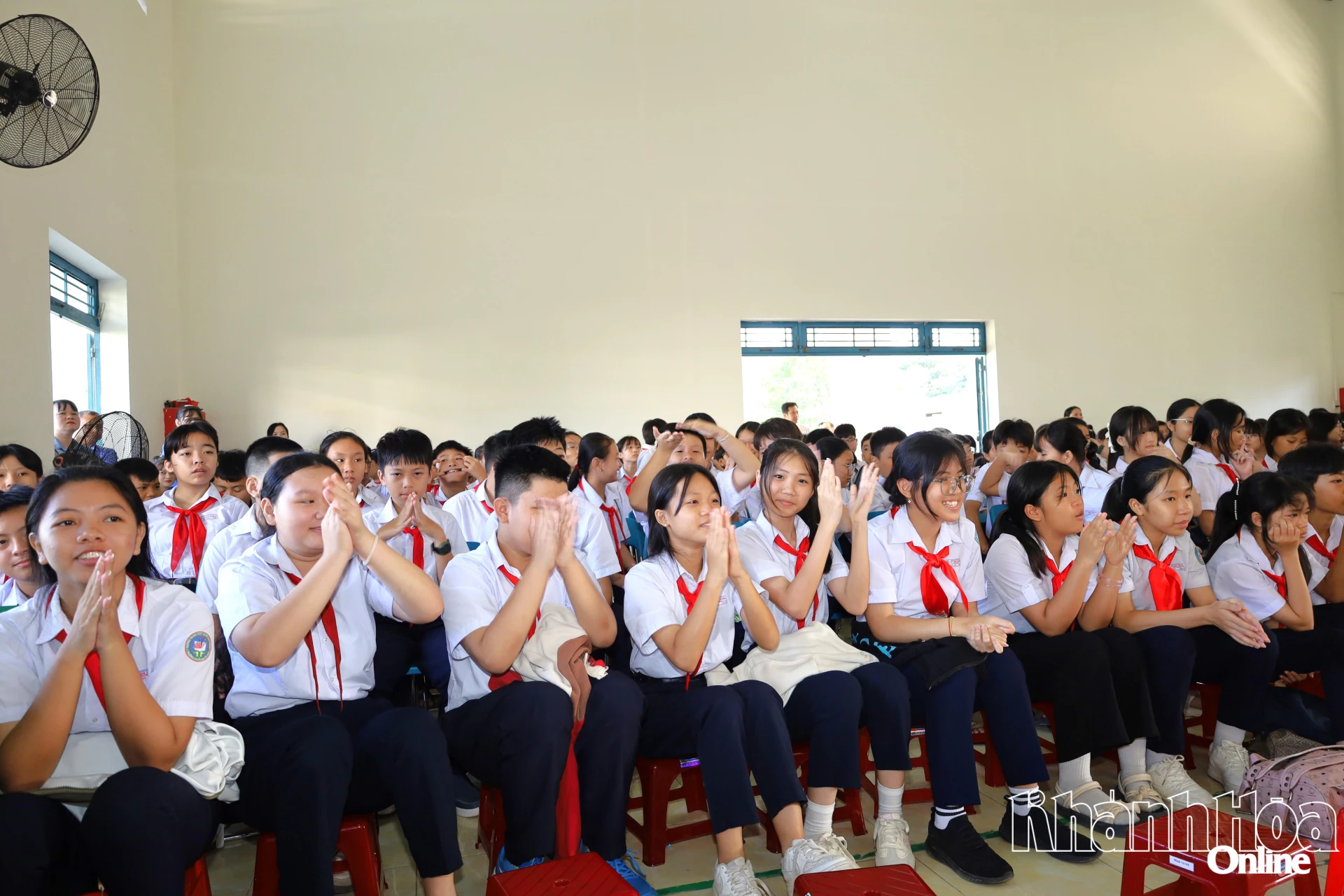 Đông đảo khá giả nhí cổ vũ cho các thí sinh.